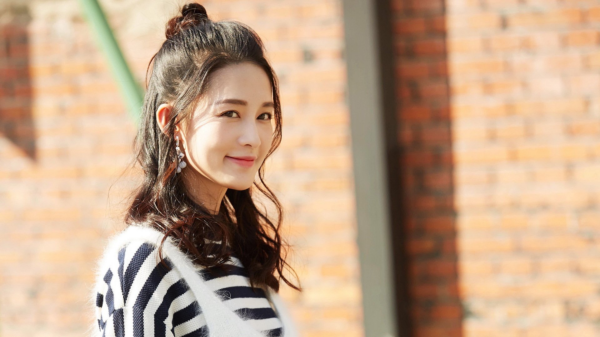 欧冠之夜，巴萨险胜奥地利，萨拉赫刷新纪录照亮不眠足球场